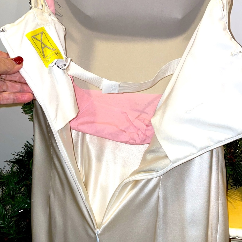 One strap gown - Picture 6 of 7